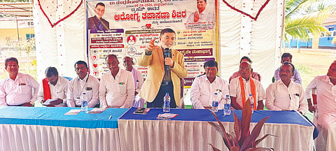 ಮಳವಳ್ಳಿ ತಾಲೂಕಿನ ತಳಗವಾದಿ ಗ್ರಾಮದಲ್ಲಿ ಭಾನುವಾರ ಆಯೋಜಿಸಿದ್ದ ಆರೋಗ್ಯ ಉಚಿತ ತಪಾಸಣಾ ಶಿಬಿರ ಉದ್ಘಾಟಿಸಿ ಬೆಂಗಳೂರಿನ ಕೆಂಪೇಗೌಡ ವೈದ್ಯಕೀಯ ಮಹಾವಿದ್ಯಾಲಯದ ನಿರ್ದೇಶಕ ಡಾ.ಟಿ.ಎಚ್.ಆಂಜನಪ್ಪ  ಮಾತನಾಡಿದರು. ಡಾ.ಚಂದ್ರಶೇಖರ್, ಚೌಡಪ್ಪ, ಗಿರೀಶ್, ಭರತ್‌ರಾಜ್, ಆನಂದ್, ರಾಮಣ್ಣ, ಅಪ್ಪಾಜಿಗೌಡ ಇದ್ದರು.
