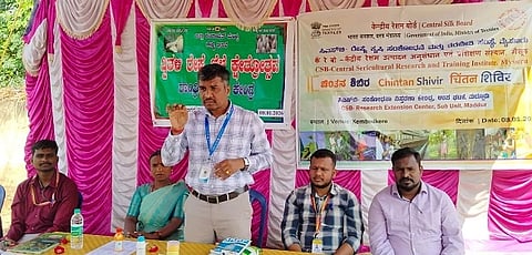 ಮಳವಳ್ಳಿ ತಾಲೂಕಿನ ಕೆಂಬೂತಗೆರೆ ಗ್ರಾಮದಲ್ಲಿ ಆಯೋಜಿಸಿದ್ದ ದ್ವತಳಿ ರೇಷ್ಮೆ ಬೆಳೆ ಕ್ಷೇತ್ರೋತ್ಸವದಲ್ಲಿ ಶಿವಕುಮಾರ್ ಮಾತನಾಡಿದರು. ಬಸವರಾಜಮ್ಮ, ಸ್ವಾಮಿಗೌಡ, ಕಿರಣ್ ಘಟ್ಟಗೆ, ಬಿ.ಆರ್.ಕಿರಣ್, ಎಸ್.ವಿ.ನರಸಿಂಹಯ್ಯ ಇದ್ದರು. 