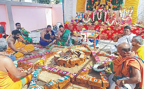 ನೀರಮಾನ್ವಿಯ ರಾಮನಾಥ ಕ್ಯಾಂಪ್ ಸೀತಾರಾಮಸ್ವಾಮಿ ದೇವಸ್ಥಾನದಲ್ಲಿ ಸಾಮೂಹಿಕ ಲಕ್ಷ್ಮೀ ಸುದರ್ಶನ ಹೋಮ ಜರುಗಿತು.