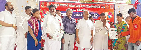 ಮಾನ್ವಿ ಎಪಿಎಂಸಿ ಅವರಣದಲ್ಲಿ ಶುಕ್ರವಾರ ಹಮಾಲಿ ಕಾರ್ಮಿಕರಿಗೆ ನಿವೇಶನಗಳ ಹಕ್ಕುಪತ್ರಗಳನ್ನು ಸಚಿವ ಎನ್.ಎಸ್. ಬೋಸರಾಜು, ಶಾಸಕ ಹಂಪಯ್ಯ ನಾಯಕ ವಿತರಿಸಿದರು. ಎಪಿಎಂಸಿ ಆಡಳಿತಾಧಿಕಾರಿ ರವಿಚಂದ್ರ, ಕಾರ್ಯದರ್ಶಿ ರಂಗನಾಥ ದೇಸಾಯಿ ಇದ್ದರು.