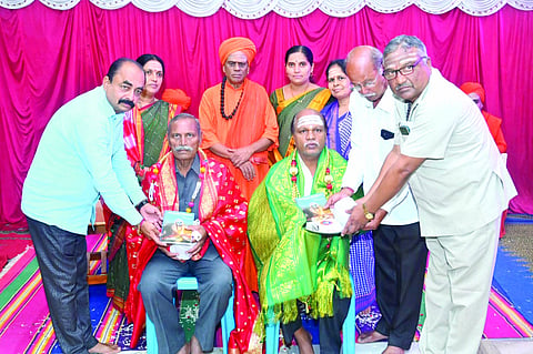 ಮುರಗೋಡ ಮಹಾಂತ ದುರದುಂಡೀಶ್ವರ ಮಠದಲ್ಲಿ ಹಮ್ಮಿಕೊಂಡಿದ್ದ ಧರ್ಮಸಭೆಯಲ್ಲಿ ಗಣ್ಯರನ್ನು ಸನ್ಮಾನಿಸಲಾಯಿತು. ನೀಲಕಂಠ ಸ್ವಾಮೀಜಿ, ಕಾಶಿನಾಥ ಸ್ವಾಮೀಜಿ, ವಿ.ಬಿ.ದೇಸಾಯಿ, ಅಶೋಕ ಶೆಟ್ಟರ, ನಾಗರಾಜ ದೇಸಾಯಿ, ಜಯಶ್ರೀ ಹಿರೇಮಠ ಇತರರಿದ್ದರು.