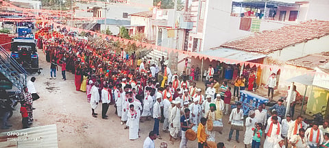 ಮುರಗೋಡ ಗ್ರಾಮದಲ್ಲಿ ಬೃಹತ್ ವಿರಾಟ ಹಿಂದೂ ಸಮಾವೇಶದ ಅಂಗವಾಗಿ ಶೋಭಾಯಾತ್ರೆ ಜರುಗಿತು.