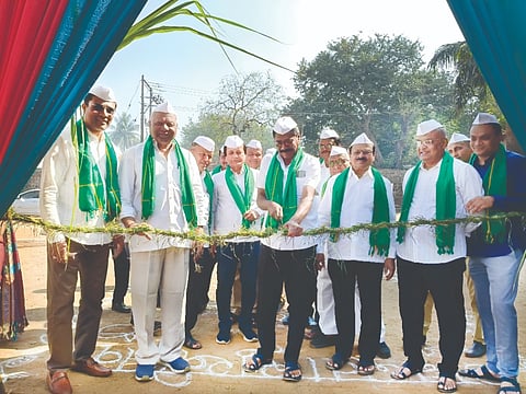 ನಿಪ್ಪಾಣಿ ವಿಎಸ್‌ಎಂ ಜಿ.ಐ.ಬಾಗೇವಾಡಿ ಸಂಯುಕ್ತ ಪದವಿಪೂರ್ವ ಮಹಾವಿದ್ಯಾಲಯದಲ್ಲಿ ಹಮ್ಮಿಕೊಂಡಿದ್ದ ಕೃಷಿ ಉತ್ಸವವನ್ನು ಚಂದ್ರಕಾಂತ ಕೋಠಿವಾಲೆ ಉದ್ಘಾಟಿಸಿದರು. ಆನಂದ ಗಿಂಡೆ, ಪಪ್ಪು ಪಾಟೀಲ ಇತರರಿದ್ದರು.