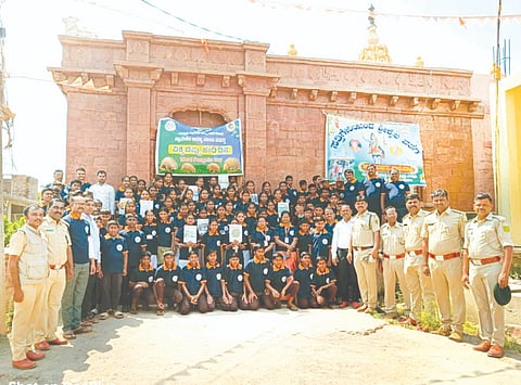 ಸತ್ತಿಗೇರಿ ಕರ್ನಾಟಕ ಪಬ್ಲಿಕ್ ಶಾಲೆಯಲ್ಲಿ ಹಮ್ಮಿಕೊಂಡಿದ್ದ ವಿಶ್ವ ವನ್ಯಜೀವಿ ದಿನಾಚರಣೆಯಲ್ಲಿ ಸಂಜೀವ ಸಂಸುದ್ದಿ ಇತರರಿದ್ದರು.