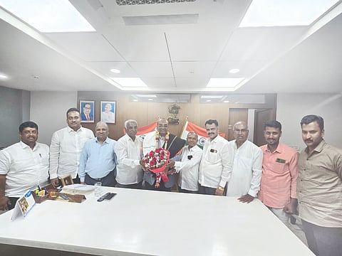 ಬೆಂಗಳೂರಿನ ರಾಜ್ಯ ಚುನಾವಣಾ ಆಯುಕ್ತರ ಕಚೇರಿಯಲ್ಲಿ ವಿಜಯರತ್ನ ಪ್ರಶಸ್ತಿ ಪುರಸ್ಕೃತ ಜಿ.ಎಸ್.ಸಂಗ್ರೇಶಿ ಅವರನ್ನು ಸನ್ಮಾನಿಸಲಾಯಿತು. ಎಸ್.ಎಚ್.ಹೊಸಗೌಡ್ರ, ರಾಹುಲ ಸಂಗ್ರೇಶಿ, ವೈ.ಎ್.ಗಾಜಿ, ಮಾರುತಿ ಕುರಿ ಇತರರಿದ್ದರು.