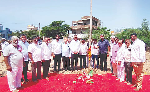 ಸವದತ್ತಿ ನಗರದಲ್ಲಿ ಗ್ರಾಮದೇವಿ ಜಾತ್ರೆ ಅಂಗವಾಗಿ ಮಂಟಪ ಹಾಕುವ ಕಾರ್ಯಕ್ಕೆ ಶಾಸಕ ವಿಶ್ವಾಸ ವೈದ್ಯ ಭೂಮಿಪೂಜೆ ನೆರವೇರಿಸಿದರು. ವಿರೂಪಾ ಮಾಮನಿ, ಅಡಿವೆಪ್ಪ ಬಿಳಗಿ, ಬಸವರಾಜ ಕಾರದಗಿ, ಅಶ್ವತ್ಥ ವೈದ್ಯ ಇತರರಿದ್ದರು.