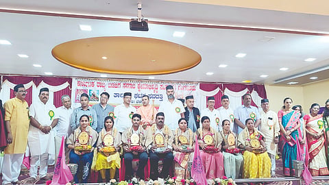 ಸವದತ್ತಿಯಲ್ಲಿ ಹಮ್ಮಿಕೊಂಡಿದ್ದ ಬಣಜಿಗ ಸಮಾವೇಶದಲ್ಲಿ ವಿದ್ಯಾರ್ಥಿಗಳನ್ನು ಸನ್ಮಾನಿಸಲಾಯಿತು. ವಿಶ್ವಾಸ ವೈದ್ಯ,  ಮಲ್ಲಿಕಾರ್ಜುನ ಶಿವಾಚಾರ್ಯ ಸ್ವಾಮೀಜಿ, ಉಮೇಶ ಬಾಳಿ, ಮಲ್ಲಿಕಾರ್ಜುನ ರೂಡಗಿ ಇತರರಿದ್ದರು.