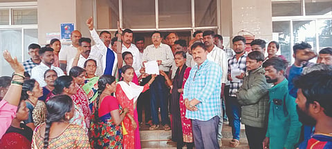 ಸಿದ್ದಾಪುರ ತಾಲೂಕಿನ ಹಸ್ಲರ್ ಕ್ಷೇಮಾಭಿವೃದ್ಧಿ ಸಂಘದವರು ಹಾಗೂ ಪ್ರಮುಖರು ತಹಸೀಲ್ದಾರ್ ಎಂ.ಆರ್. ಕುಲಕರ್ಣಿ ಅವರಿಗೆ ಮನವಿ ಸಲ್ಲಿಸಿದರು. ನಂದನ ಬೋರಕರ್, ಎಚ್.ಕೆ. ಶಿವಾನಂದ, ಅಣ್ಣಪ್ಪ ಹಸ್ಲರ್, ವೆಂಕಟರಮಣ ಹಸ್ಲರ್ ಇತರರಿದ್ದರು. 