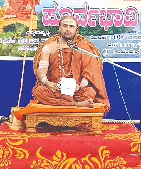 ಸಿದ್ದಾಪುರದ ಟಿಎಂಎಸ್ ಸಭಾಭವನದಲ್ಲಿ ಆಯೋಜಿಸಿದ್ದ ಪೂರ್ವಭಾವಿ ಸಭೆಯಲ್ಲಿ ಶ್ರೀಮನ್ನೆಲೆಮಾವು ಮಠದ ಶ್ರೀ ಮಾಧವಾನಂದ ಭಾರತೀ ಸ್ವಾಮೀಜಿ ಮಾತನಾಡಿದರು. ಆರ್.ಎಂ.ಹೆಗಡೆ ಬಾಳೇಸರ, ರಾಘವೇಂದ್ರ ಶಾಸ್ತ್ರಿ ಇದ್ದರು.