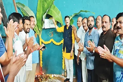 ಸಾಗರದಲ್ಲಿ ಒಳಾಂಗಣ ಕ್ರೀಡಾಂಗಣಕ್ಕೆ ಅಳವಡಿಸಿದ್ದ 8 ಲಕ್ಷ ರೂ. ವೆಚ್ಚದ ವಿದ್ಯುದ್ದೀಪವನ್ನು ಶಾಸಕ ಗೋಪಾಲಕೃಷ್ಣ ಬೇಳೂರು ಉದ್ಘಾಟಿಸಿದರು. ಸುರೇಶಬಾಬು, ಮಹಾಬಲ ಕೌತಿ, ಕಿರಣ್ ದೊಡ್ಮನೆ, ಅನ್ವರ್ ಭಾಷಾ ಇತರರಿದ್ದರು.