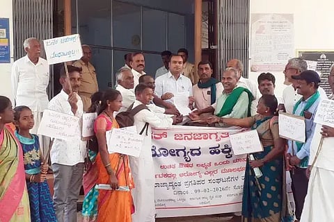 ಆರೋಗ್ಯ ಹಕ್ಕಿಗಾಗಿ ಒತ್ತಾಯಿಸಿ ಅರಣ್ಯಮೂಲ ಬುಡಕಟ್ಟು ಒಕ್ಕೂಟದವರು ವಿವಿಧ ಸಂಘ ಸಂಸ್ಥೆಗಳ ನೇತೃತ್ವದಲ್ಲಿ ಸಾಗರ ಎಸಿ ವೀರೇಶ್‌ಕುಮಾರ್ ಅವರಿಗೆ ಮನವಿ ಸಲ್ಲಿಸಿದರು. ಶಿವಾನಂದ ಕುಗ್ವೆ, ಸೀತಾರಾಮ ಕುರುವರಿ, ರಾಮಣ್ಣ ಹಸಲರು, ದೇವು, ರಮೇಶ, ಶೈಲಜಾ ಇತರರಿದ್ದರು.