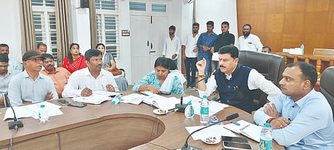 ಕುಡಿಯುವ ನೀರು, ಗಣಪತಿ ಜಾತ್ರೆಗೆ ಸಂಬಂಧಿಸಿ ಸಾಗರದ ಎಸಿ ಕಚೇರಿ ಸಭಾಂಗಣದಲ್ಲಿ ಶಾಸಕ ಗೋಪಾಲಕೃಷ್ಣ ಬೇಳೂರು ಅಧಿಕಾರಿಗಳ ಸಭೆ ನಡೆಸಿದರು. ವೀರೇಶ್​ಕುಮಾರ್​, ರಶ್ಮಿ ಹಾಲೇಶ್​, ಟಿ.ಪಿ.ರಮೇಶ್​ ಇತರರಿದ್ದರು.