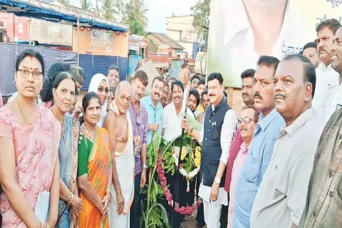 ಸಾಗರದಲ್ಲಿ ನಿರ್ಮಿಸುತ್ತಿರುವ ಫುಡ್ ಕೋರ್ಟ್ ಕಾಮಗಾರಿಗೆ ಶಾಸಕ ಗೋಪಾಲಕೃಷ್ಣ ಬೇಳೂರು ಶಂಕುಸ್ಥಾಪನೆ ನೆರವೇರಿಸಿದರು. ಎಚ್.ಕೆ.ನಾಗಪ್ಪ, ಸುರೇಶ್ ಬಾಬು, ಸೋಮಶೇಖರ ಲ್ಯಾವಿಗೆರೆ, ಮಧುಮಾಲತಿ ಇತರರಿದ್ದರು.