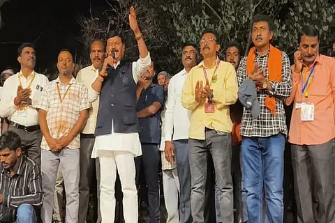 ಮಾರಿಕಾಂಬಾ ಜಾತ್ರೆ ಪ್ರಯುಕ್ತ ಸಾಗರದಲ್ಲಿ ಏರ್ಪಡಿಸಿದ್ದ ಕುಸ್ತಿ ಪಂದ್ಯಾವಳಿ ಸಮಾರೋಪ ಸಮಾರಂಭದಲ್ಲಿ ಶಾಸಕ ಗೋಪಾಲಕೃಷ್ಣಬೇಳೂರು ಮಾತನಾಡಿದರು. ನಾಗೇಂದ್ರ, ಅಶೋಕ್, ಶಶಿಕಾಂತ್, ಸಂತೋಷ್ ಇತರರಿದ್ದರು.