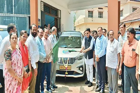 ಸಾಗರ ಎಸಿ ಕಚೇರಿ ಎದುರು ಸಂಚಾರ ಆರೋಗ್ಯ ಘಟಕಕ್ಕೆ ಶಾಸಕ ಗೋಪಾಲಕೃಷ್ಣ ಬೇಳೂರು ಚಾಲನೆ ನೀಡಿದರು. ವೀರೇಶ್‌ಕುಮಾರ್, ಶಿವಪ್ರಕಾಶ್, ಕೆ.ಎನ್.ನಾಗೇಂದ್ರ ಇತರರಿದ್ದರು.