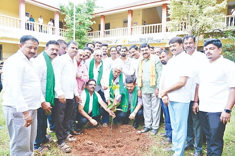 ಶಿಕಾರಿಪುರ ತಾಲೂಕು ಕಚೇರಿ ಆವರಣದಲ್ಲಿ ಬಿಜೆಪಿ ರೈತ ಮೋರ್ಚಾ ಆ-ಯೋ-ಜಿ-ಸಿ-ದ್ದ ಸಸಿ- ನೆ-ಡು-ವ ಕಾರ್ಯಕ್ರಮಕ್ಕೆ ಶಾಸಕ ಬಿ.ವೈ.ವಿಜಯೇಂದ್ರ ಚಾಲ-ನೆ ನೀಡಿ-ದ-ರು. ಸಿದ್ಲಿಂಗಪ್ಪ, ಎಸ್​.ಪಿ.ನಾಗರಾಜ್​ ಗೌಡ, ಯೋಗೀಶ್​, ಅಶೋಕ್​ ಇತರರಿದ್ದರು.