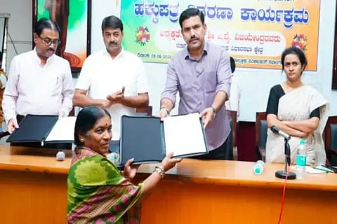 ಶಿಕಾರಿಪುರದಲ್ಲಿ ನಿವೇಶನ ರಹಿತರಿಗೆ ಶಾಸಕ ಬಿ.ವೈ.ವಿಜಯೇಂದ್ರ ಹಕ್ಕುಪತ್ರ ವಿತರಿಸಿದರು. ಗ್ಯಾರಂಟಿ ಸಮಿತಿ ತಾಲೂಕು ಅಧ್ಯಕ್ಷ ನಾಗರಾಜ್ ಗೌಡ, ತಹಸೀಲ್ದಾರ್ ವಾಣಿ, ತಾಪಂ ಇಒ ನಾಗರಾಜ್ ಇದ್ದರು.
