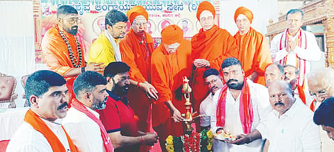 ಗುರುವೇಗೌಡ ಕಲ್ಯಾಣ ಮಂಟಪದಲ್ಲಿ ವೀರಶೈವ-ಲಿಂಗಾಯತ ಯುವ ಸೇನೆ ಆಯೋಜಿಸಿದ್ದ ಶ್ರೀ ಶಿವಕುಮಾರ ಸ್ವಾಮೀಜಿ ಅವರ ಏಳನೇ ವರ್ಷದ ಪುಣ್ಯಸ್ಮರಣೆ ಕಾರ್ಯಕ್ರಮವನ್ನು ಶ್ರೀ ಸಿದ್ದಲಿಂಗ ಸ್ವಾಮೀಜಿ ಉದ್ಘಾಟಿಸಿದರು.ಶ್ರೀ ಮಹಾಂತ ಸ್ವಾಮೀಜಿ, ಶ್ರೀ ಸದಾ ಶಿವಸ್ವಾಮೀಜಿ, ಶ್ರೀ ಚನ್ನಸಿದ್ದೇಶ್ವರ ಸ್ವಾಮೀಜಿ ಸೇರಿದಂತೆ ಹಲವರು ಉಪಸ್ಥಿತರಿದ್ದರು.    