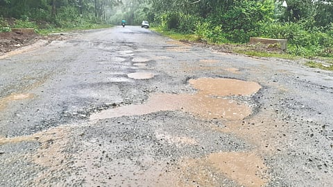 ಸೊರಬ&ಆನವಟ್ಟಿ ನಡುವಿನ ಕುದರಗಣೆ ಚಿತ್ರಟ್ಟೆಹಳ್ಳಿ ಗ್ರಾಮದ ಬಳಿ ಇತ್ತೀಚೆಗೆ ದುರಸ್ತಿಯಾದ ರಸ್ತೆಯಲ್ಲಿ ಪುನ@ ಗುಂಡಿಗಳ ದರ್ಶನ.