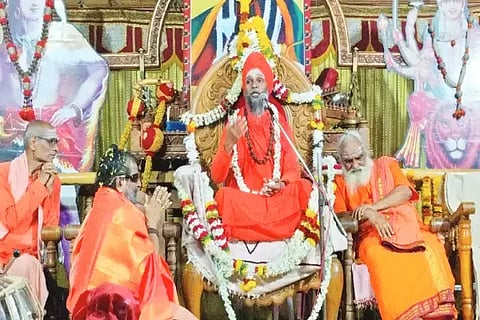 ಸೊರಬದ ಜಡೆ ಶಾಖಾ ಮಠ ಮಮಧಪುರದಲ್ಲಿ ಆಯೋಜಿಸಿದ್ದ ಪ್ರವಚನ ಕಾರ್ಯಕ್ರಮದಲ್ಲಿ ಜಡೆ ಶ್ರೀ ಮಹಾಂತ ಸ್ವಾಮೀಜಿ ಆಶೀರ್ವಚನ ನೀಡಿದರು. ಶ್ರೀ ಮೌನಮಲ್ಲಿನಾಥ ಸ್ವಾಮೀಜಿ, ಶ್ರೀ ಗೌರಿಶಂಕರ ಸ್ವಾಮೀಜಿ ಇತರರಿದ್ದರು.