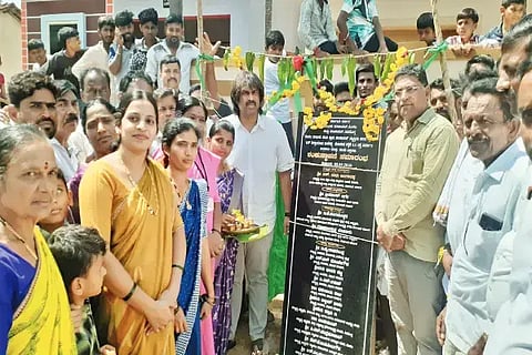 ಸೊರಬ ಸಮೀಪ ಹಂಚಿ ಗ್ರಾಮದ ಬಸ್ ನಿಲ್ದಾಣದಿಂದ ಕುಣಿತೆಪ್ಪ ಹೋಗುವ ರಸ್ತೆ ನಿರ್ಮಾಣಕ್ಕೆ ಸಚಿವ ಮಧು ಬಂಗಾರಪ್ಪ ಗುದ್ದಲಿಪೂಜೆ ನೇರವೇರಿಸಿದರು. ಕೆ.ಪುರಂದರ, ಶಶಿಧರ್, ಆರ್.ಪುಷ್ಪಾ ಇತರರಿದ್ದರು.