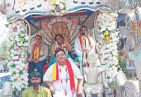 ಸೋಮವಾರಪೇಟೆ ತಾಲೂಕಿನ ಐಗೂರು ಗ್ರಾಮದಲ್ಲಿ ನಡೆದ ತಾಲ್ಲೂಕು ಕನ್ನಡ ಸಾಹಿತ್ಯ ಸಮ್ಮೇಳನದಲ್ಲಿ ಸಮ್ಮೇಳನಾಧ್ಯಕ್ಷರ ಮೆರವಣಿಗೆ