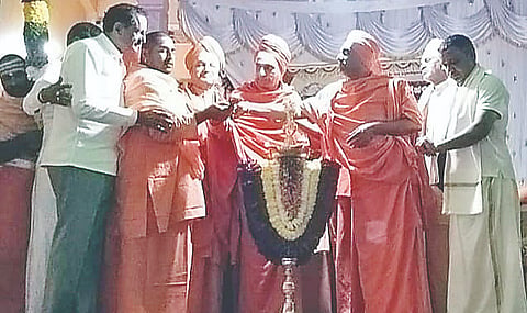 ಸೋಮವಾರಪೇಟೆ ತಾಲ್ಲೂಕಿನ ಆಲೂರುಸಿದ್ದಾಪುರ ಮನೆಹಳ್ಳಿ ಮಠದಲ್ಲಿ ನಡೆದ ದೀಪೋತ್ಸವ ಕಾರ್ಯಕ್ರಮಕ್ಕೆ ವಿವಿಧ ಮಠಾಧೀಶರು ಚಾಲನೆ ನೀಡಿದರು. ಶ್ರೀ ಮಹಾಂತ ಶಿವಲಿಂಗ ಸ್ವಾಮೀಜಿ, ಶ್ರೀಶಾಂತಮಲ್ಲಿಕಾರ್ಜುನ ಸ್ವಾಮೀಜಿ,  ಶ್ರೀಮಹಾಂತ ಸ್ವಾಮೀಜಿ, ವಕೀಲ ಚಂದ್ರಮೌಳಿ ಇದ್ದರು.