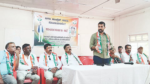  ಸೋಮವಾರಪೇಟೆ ಮಹಿಳಾ ಸಮಾಜದಲ್ಲಿ ನಡೆದ ಸಾರ್ವಜನಿಕರ ಕುಂದುಕೊರತೆ ಸಭೆಯಲ್ಲಿ ಶಾಸಕ ಡಾ.ಮಂತರ್‌ಗೌಡ ಮಾತನಾಡಿದರು. ಮಂಜುನಾಥ್, ಸತೀಶ್, ಆದಂ, ನಾಗೇಶ್ ಇದ್ದರು.