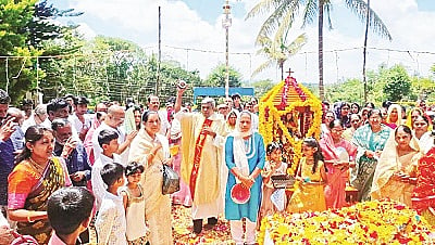  ಗೋಪಾಲಪು ಚರ್ಚ್‌ನಲ್ಲಿ ಮಾತೆ ಮರಿಯಮ್ಮ ಅವರಿಗೆ ಕ್ರೈಸ್ತರು ಪ್ರಾರ್ಥನೆ ಸಲ್ಲಿಸಿದರು.