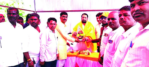 ಕನ್ನಾಳ ಗ್ರಾಮಕ್ಕೆ ಕರ್ನಾಟಕ ಪಬ್ಲಿಕ್ ಸ್ಕೂಲ್ ಮಂಜೂರು ಮಾಡಿದ ಶಾಸಕ ಲಕ್ಷ್ಮಣ ಸವದಿ ಅವರನ್ನು ಸನ್ಮಾನಿಸಲಾಯಿತು. ನಾನಾಗೌಡ ಪಾಟೀಲ, ವೆಂಕಣ್ಣ ಅಸ್ಕಿ, ಚಂದ್ರಶೇಖರ ವಳಸಂಗ ಇತರರಿದ್ದರು.