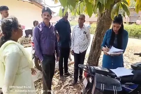 ಕುಡುಮಲ್ಲಿಗೆ ಗ್ರಾಪಂನಲ್ಲಿ ನಡೆದಿರುವ ಬಾವಿ ಹಗರಣದ ಬಗ್ಗೆ ವಿವರಣೆ ಪಡೆಯುತ್ತಿರುವ ಸಾರ್ವಜನಿಕ ಲೆಕ್ಕಪರಿಶೋದನಾ ಸಮಿತಿಯ ಅಧಿಕಾರಿಗಳು.