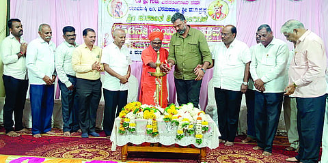 ಯರಗಟ್ಟಿ ಮಹಾಂತ ದುರದುಂಡೀಶ್ವರ ಮಠದಲ್ಲಿ ಹಮ್ಮಿಕೊಂಡಿದ್ದ ಮಹಾಂತ ಶಿವಯೋಗಿಗಳ 156ನೇ ಜಯಂತ್ಯುತ್ಸವ ಕಾರ್ಯಕ್ರಮದಲ್ಲಿ ವಿರೂಪಾಕ್ಷ ಸ್ವಾಮೀಜಿ, ವಿಶ್ವಾಸ ವೈದ್ಯ, ಮಹಾಂತೇಶ ಜಕಾತಿ, ಎಂ.ವಿ.ಗುಂಡಪ್ಪಗೋಳ, ಅಶೋಕ ಹಾದಿಮನಿ, ವಿಠ್ಠಲ ತಡಸಲೂರ ಇತರರಿದ್ದರು.