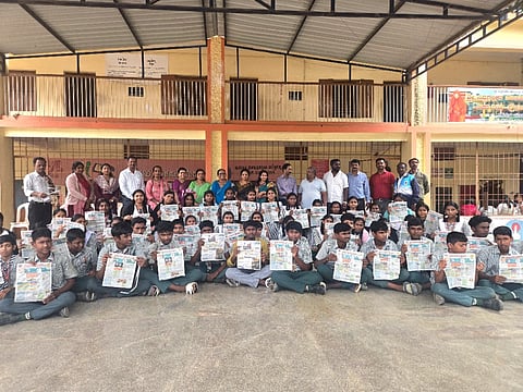  ಬೂದಿಗೆರೆ ಸಿದ್ಧಗಂಗಾ ಪದವಿ ಪೂರ್ವ ಕಾಲೇಜು ಪ್ರೌಢಶಾಲಾ ವಿದ್ಯಾರ್ಥಿಗಳಿಗೆ ವಿಜಯವಾಣಿ ವಿದ್ಯಾರ್ಥಿ ಉದ್ಯೋಗ ಮಿತ್ರ ಪತ್ರಿಕೆಯನ್ನು ಬೆಂಗಳೂರು ಬನಶಂಕರಿ ಮಹಿಳಾ ಸೇವಾ ಸಮಾಜ ಅಧ್ಯೆ ಶಾಂತಾ ರಾಮಸ್ವಾಮಿ ವಿತರಿಸಿದರು. ಪ್ರಾಂಶುಪಾಲ ಜಗದೀಶ್​, ಪದಾಧಿಕಾರಿಗಳಾದ ವಿಜಯಲಕ್ಷಿ$್ಮ ಪ್ರಸಾದ್​, ಆಶಾ ಪುರುಷೋತ್ತಮ್​, ಗೀತಾರಾಮ್​ ಇತರರು ಇದ್ದರು. 