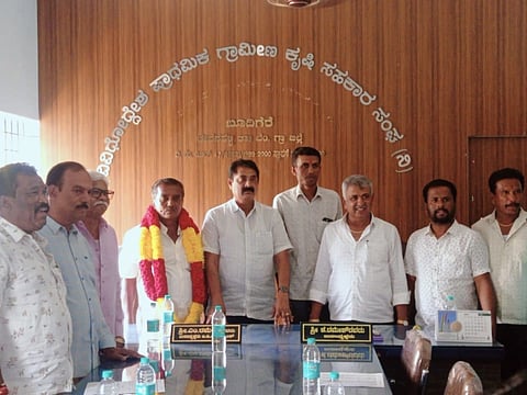 ದೇವನಹಳ್ಳಿ ತಾಲೂಕು ಬೂದಿಗೆರೆ ವಿವಿಧೋದ್ದೇಶ ಪ್ರಾಥಮಿಕ ಗ್ರಾಮೀಣ ಕೃಷಿ ಸಹಕಾರ ಸಂಘಕ್ಕೆ ಆಯ್ಕೆಯಾದ ಎಂ.ಕೃಷ್ಣಪ್ಪ ಅವರನ್ನು ಸನ್ಮಾನಿಸಲಾಯಿತು. ಬೂದಿಗೆರೆ ಸೊಸೈಟಿ ನಿಕಟಪೂರ್ವ ಅಧ್ಯಕ್ಷ ಶ್ರೀನಿವಾಸ್​ ಗೌಡ, ಖಾದಿ ಬೋರ್ಡ್​ ಮಾಜಿ ಅಧ್ಯಕ್ಷ ಲಕ್ಷ$್ಮಣ್​ ಮೂರ್ತಿ, ಹಿರಿಯ ಕಾಂಗ್ರೆಸ್​ ಮುಖಂಡ ಬೈರೇಗೌಡ ಇತರರು ಇದ್ದರು. 