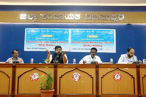 ವಿಜಯಪುರ ಜಿಲ್ಲಾ ಪಂಚಾಯಿತಿ ಸಭಾಂಗಣದಲ್ಲಿ ಶುಕ್ರವಾರ ಲೀಡ್ ಬ್ಯಾಂಕ್‌ನಿಂದ ಹಮ್ಮಿಕೊಂಡಿದ್ದ ತ್ರೈಮಾಸಿಕ ಸಭೆ ಹಾಗೂ ಜಿಲ್ಲಾ ಮಟ್ಟದ ಪ್ರಗತಿ ಪರಿಶೀಲನೆ ಸಭೆಯ ಅಧ್ಯಕ್ಷತೆ ವಹಿಸಿ ಸಿಇಒ ರಿಷಿ ಆನಂದ ಮಾತನಾಡಿದರು. ಜಿಪಂ ಯೋಜನಾ ನಿರ್ದೇಶಕ ಅಶೋಕ ಕಲಘಟಗಿ, ಜಿಲ್ಲಾ ಅಗ್ರಣೀಯ ಬ್ಯಾಂಕ್ ವ್ಯವಸ್ಥಾಪಕ ಬಿ. ಸಿದ್ದಯ್ಯ ಇತರರಿದ್ದಾರೆ.