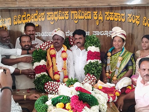 ದೇವನಹಳ್ಳಿ ತಾಲೂಕು ಚನ್ನರಾಯಪಟ್ಟಣ ವಿವಿಧೋದ್ದೇಶ ಗ್ರಾಮೀಣ ಕೃಷಿ ಸಹಕಾರಿ ಸಂಕ್ಕೆ ಆಯ್ಕೆಯಾದ ಅಧ್ಯಕ್ಷ ಮತ್ತು ಉಪಾಧ್ಯೆಯನ್ನು ಸನ್ಮಾನಿಸಲಾಯಿತು. ಚುನಾವಣಾಧಿಕಾರಿ ಶಿವಕುಮಾರ್​, ಜಿಪಂ ಮಾಜಿ ಸದಸ್ಯ ಲಕ್ಷಿ$್ಮನಾರಾಯಣ್​ ಇತರರು ಇದ್ದರು.