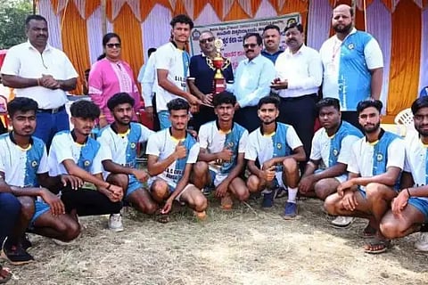 ಅಂತರ್ ಕಾಲೇಜು ವಾಲಿಬಾಲ್ ಕ್ರೀಡಾಕೂಟದಲ್ಲಿ ಚಾಂಪಿಯನ್ ಆದ ಹಾನಗಲ್ಲಿನ ಕುಮಾರೇಶ್ವರ ಕಲಾ ಮತ್ತು ವಾಣಿಜ್ಯ ಮಹಾವಿದ್ಯಾಲಯ ವಿದ್ಯಾರ್ಥಿಗಳು  ಹಾಗೂ ಸಿಬ್ಬಂದಿ.