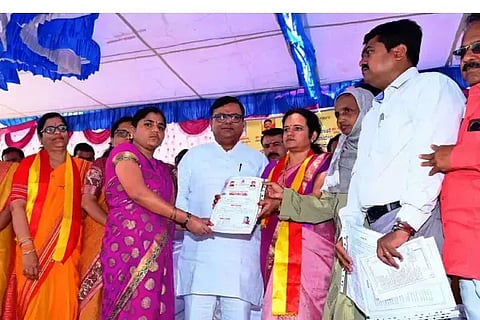 ಹಾನಗಲ್ಲಿನಲ್ಲಿ ಆಯೋಜಿಸಿದ್ದ ಸಮಾರಂಭದಲ್ಲಿ ಪುರಸಭೆ ವ್ಯಾಪ್ತಿಯ ವಸತಿ ರಹಿತ housing homelessಫಲಾನುಭವಿಗಳಿಗೆ ಶಾಸಕ ಶ್ರೀನಿವಾಸ ಮಾನೆ ನಿವೇಶನ ಹಕ್ಕುಪತ್ರ ವಿತರಿಸಿದರು.