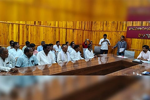 ಲಿಂಗಸುಗೂರಿನಲ್ಲಿ ಕನಕದಾಸ ಜಯಂತಿ ಪೂರ್ವಭಾವಿ ಸಭೆ ನಡೆಯಿತು. ಸಹಾಯಕ ಆಯುಕ್ತ ಬಸವಣೆಪ್ಪ ಕಲಶೆಟ್ಟಿ, ಪ್ರಮುಖರಾದ ರಾಘವೇಂದ್ರ ಕೊಪ್ಪದ, ಕುಪ್ಪಣ್ಣ ಕೊಡ್ಲಿ, ಬೀರಪ್ಪ ಪೂಜಾರಿ, ಪರಸಪ್ಪ ಹುನಕುಂಟಿ, ಗುಂಡಪ್ಪ ಕಾಚಾಪುರ ಇತರರಿದ್ದರು.