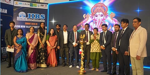 ಐಐಬಿಎಸ್​ ಕಾಲೆಜಿನಲ್ಲಿ ಹಮ್ಮಿಕೊಂಡಿದ್ದ ಕಾರ್ಯಕ್ರಮದಲ್ಲಿ ಕಿರಣ್​ ಬೇಡಿ, ಐಐಬಿಎಸ್​ ಸಂಸ್ಥೆ ಸಂಸ್ಥಾಪಕ ಅಧ್ಯಕ್ಷ ಡಾ.ಜಯಪ್ರಕಾಶ್​, ಬಿಗ್​ಬ್ಯಾಸ್ಕೆಟ್​ ಸಂಸ್ಥೆಯ ರಾಷ್ಟ್ರೀಯ ವಿಭಾಗದ ಮುಖ್ಯಸ್ಥ ಜೀವಾನಂದ ಕುಮಾರ ಸದಾಸನ್​, ಇತರರು ಇದ್ದರು.