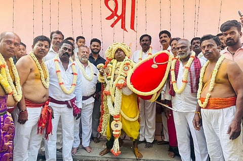 ದೇವನಹಳ್ಳಿಯ ಮೌಕ್ತಿಕಾಂಭ ಅಮ್ಮನವರ ಕರಗ ಮಹೋತ್ಸವ ಹಿನ್ನೆಲೆ ಪೂಜಾರಿ ಉಮೇಶ್​ ಹಸಿಕರಗ ಸೊಂಟದಲ್ಲಿ ಹೊತ್ತು ಸಾಗಿದರು. 