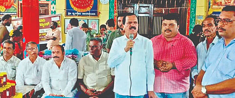 ಗೋಕರ್ಣದಲ್ಲಿ ಆಯೋಜಿಸಿರುವ ಹಣ್ಣುಗಳು ಮತ್ತು ಹಣ್ಣುಗಳ ಖಾದ್ಯ ಮಳಿಗೆ ಉದ್ಘಾಟನೆ ಕಾರ್ಯಕ್ರಮ ಶಾಸಕ ದಿನಕರ ಶೆಟ್ಟಿ ಉದ್ಘಾಟಿಸಿ ಮಾತನಾಡಿದರು. ಆನಂದ ಕವರಿ, ಮಹೇಶ ಶೆಟ್ಟಿ, ರಾಮು ಕೆಂಚನ್, ಸಂದೀಪ ಅಗಸಾಲಿ, ಸುಜಯ ಶೆಟ್ಟಿ ಇತರರಿದ್ದರು.