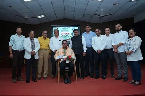 ಹುಬ್ಬಳ್ಳಿಯ ಅಭಿಜೀತ ಬೆಂಗೇರಿ (Drugs Awareness) ಫೌಂಡೇಷನ್, ಕೆಎಲ್​ಇ ಸಂಸ್ಥೆಯ ಜೆ.ಜಿ. ವಾಣಿಜ್ಯ ಮಹಾವಿದ್ಯಾಲಯದಲ್ಲಿಆಯೋಜಿಸಿದ್ದ ಮಾದಕ ವಸ್ತುಗಳ ತಿಳಿವಳಿಕೆ ಅಭಿಯಾನದಲ್ಲಿ ಪೊಲೀಸ್ ಆಯುಕ್ತ ಎನ್. ಶಶಿಕುಮಾರ ಅವರನ್ನು ಸನ್ಮಾನಿಸಲಾಯಿತು. 