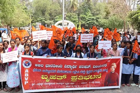 ವಿಜಯಪುರ ನಗರದಲ್ಲಿ ವಿದ್ಯಾರ್ಥಿಗಳು ಎಬಿವಿಪಿ ನೇತೃತ್ವದಲ್ಲಿ ಪ್ರತಿಭಟನೆ ನಡೆಸಿದರು.