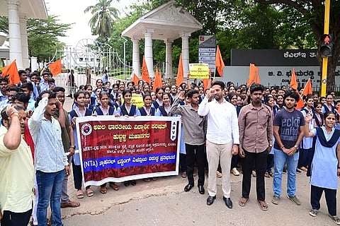 (abvp protest) ನೀಟ್-ಯುಜಿ 2026 ಪ್ರಶ್ನೆ ಪತ್ರಿಕೆ ಸೋರಿಕೆ ಅಕ್ರಮಗಳನ್ನು ನಿಗದಿತ ಅವಧಿಯೊಳಗೆ ತನಿಖೆಗೆ ಆಗ್ರಹಿಸಿ ಅಖಿಲ ಭಾರತೀಯ ವಿದ್ಯಾರ್ಥಿ ಪರಿಷತ್ ವತಿಯಿಂದ ಹುಬ್ಬಳ್ಳಿಯ ಬಿವಿಬಿ ಕಾಲೇಜ್ ಎದುರು ಗುರುವಾರ ಪ್ರತಿಭಟನೆ ನಡೆಯಿತು.