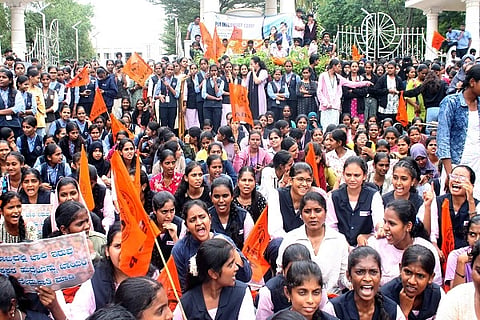 abvp protest ಪೊಲೀಸ್ ಕಾನ್‌ಸ್ಟೆಬಲ್ ಪರೀಕ್ಷೆ ಬರೆದ ಅಭ್ಯರ್ಥಿಗಳಿಗೆ ನ್ಯಾಯ ಒದಗಿಸುವಂತೆ ಒತ್ತಾಯಿಸಿ ಎಬಿವಿಪಿ ಕಾರ್ಯಕರ್ತರು, ಹುಬ್ಬಳ್ಳಿಯ ಬಿವಿಬಿ ಕಾಲೇಜ್ ಮುಂದೆ ಬುಧವಾರ ಪ್ರತಿಭಟನೆ ನಡೆಸಿದರು.