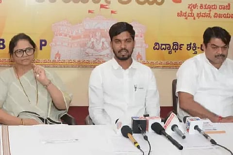 ವಿಜಯಪುರ ನಗರದಲ್ಲಿ ಎಬಿವಿಪಿಯ ರಾಜ್ಯ ಕಾರ್ಯದರ್ಶಿ ಸಚಿನ ಕುಳಗೇರಿ ಸುದ್ದಿಗೋಷ್ಠಿ ನಡೆಸಿದರು. ಮುಖಂಡರಾದ ವಿಕಾಸ ದರ್ಬಾರ, ಶೀಲಾ ಬಿರಾದಾರ, ಸುಧೀರ ಟಂಕಸಾಲೆ ಇತರರಿದ್ದಾರೆ.