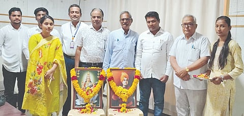 ಕಲಬುರಗಿ ಪಿಡಿಎ ಇಂಜಿನಿಯರಿAಗ್ ಕಾಲೇಜಿನಲ್ಲಿ ಎಬಿವಿಪಿ ಬುಧವಾರ ಆಯೋಜಿಸಿದ್ದ ಸಿಇಟಿ ಉಚಿತ ತರಬೇತಿ ಕಾರ್ಯಕ್ರಮದಲ್ಲಿ ಡಾ.ಸದಾಶಿವ ಜಿಡಗೇಕರ್, ಮನೋಜ ಪಾಟೀಲ್, ಕವಿರಾಜ ಪಾಟೀಲ್, ಪ್ರಮೋದ್, ಕೈಲಾಸ ಪಾಟೀಲ್, ಹೇಮಂತ ಅರಳಿ, ಹನುಮಂತ ಬಗಲಿ, ಅವಿನಾಶ ಗುತ್ತೇದಾರ್, ಅಭಿಷೇಕ್ ಪಾಟೀಲ್, ಶಾಂತೇಶ ಚಕ್ಕಡಿ ಇತರರಿದ್ದರು.