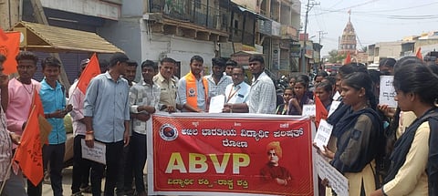 ವಿವಿಧ ಇಲಾಖೆಯಲ್ಲಿರುವ ಖಾಲಿ ಹುದ್ದೆಗಳ ಭರ್ತಿ ಸೇರಿದಂತೆ ವಿವಿಧ ಬೇಡಿಕೆಗಳ ಈಡೇರಿಕೆಗೆ ಆಗ್ರಹಿಸಿ ಎಬಿವಿಪಿ ನೇತೃತ್ವದಲ್ಲಿ ವಿದ್ಯಾರ್ಥಿಗಳು ರೋಣದಲ್ಲಿ ಮಂಗಳವಾರ ಉಪ ತಹಸೀಲ್ದಾರ್ ಜೆ.ಟಿ. ಕೊಪ್ಪದ ಅವರಿಗೆ ಮನವಿ ಸಲ್ಲಿಸಿದರು. ಸಚಿನ್ ಕುಂದರಗಿ,  ವಿಶ್ವನಾಥ ಕುರಿ, ನೀಲಮ್ಮ ತಳವಾರ, ಕೌಶಲ್ಯ ಚವಡಿ, ಗಂಗಮ್ಮ ಜಗಾಪೂರ, ಸಾನ್ಯಾ ಸೊಟಕನಾಳ, ಜ್ಯೋತಿ ಹಡಪದ ಇತರರು ಇದ್ದರು.