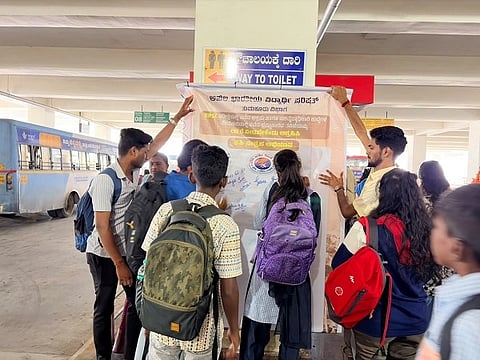  ಕೆಪಿಎಸ್​ಸಿಯಲ್ಲಿ ಪಶುವೈದ್ಯಾಧಿಕಾರಿ ನೇಮಕಾತಿಯಲ್ಲಿ ಅಕ್ರಮ ನಡೆದಿರುವ ಹಿನ್ನೆಲೆ ತುಮಕೂರಿನಲ್ಲಿ ಎಬಿವಿಪಿ ಸಹಿ ಆಂದೋಲನ ನಡೆಸಿತು.